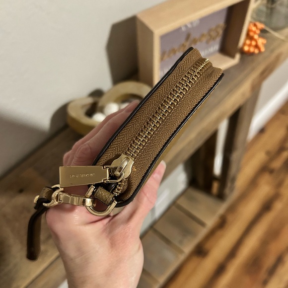 EUC Michael Kors Jet Set Large Leather Smartphone Wristlet Wallet in "Luggage" - Picture 2 of 9